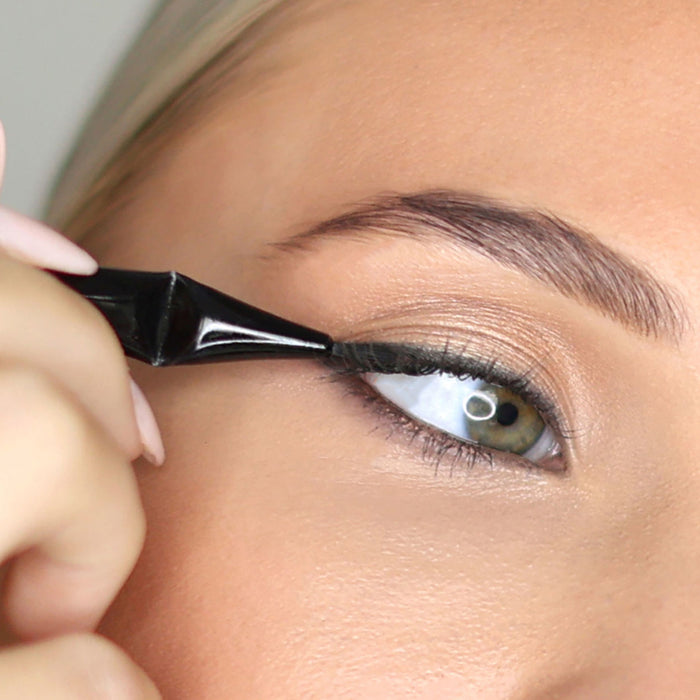 Kevyn Aucoin Angled Eyeliner Brush model image .