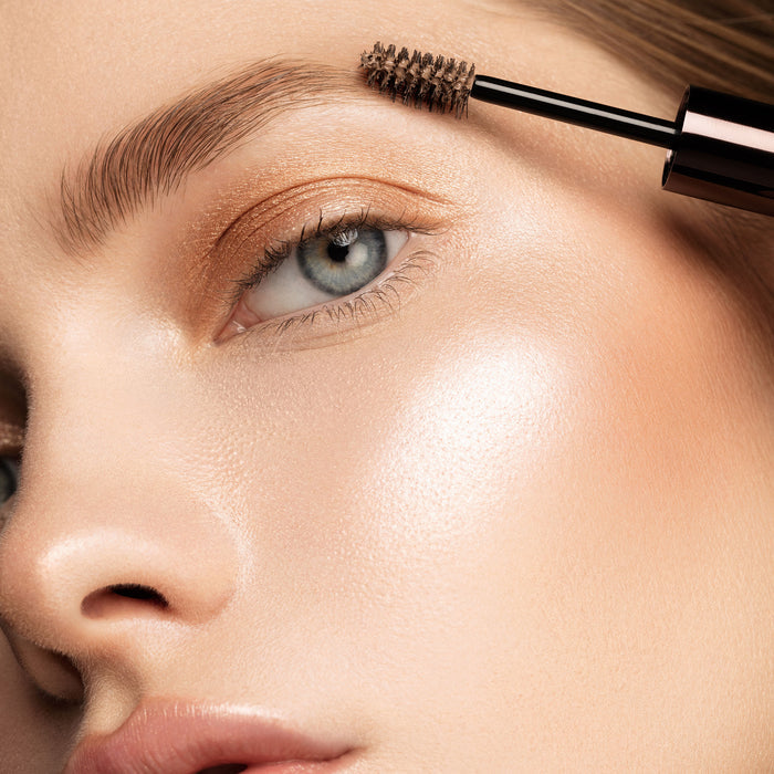 Model image of Hourglass Arch Brow Volumizing Fiber Gel variant: Blonde
