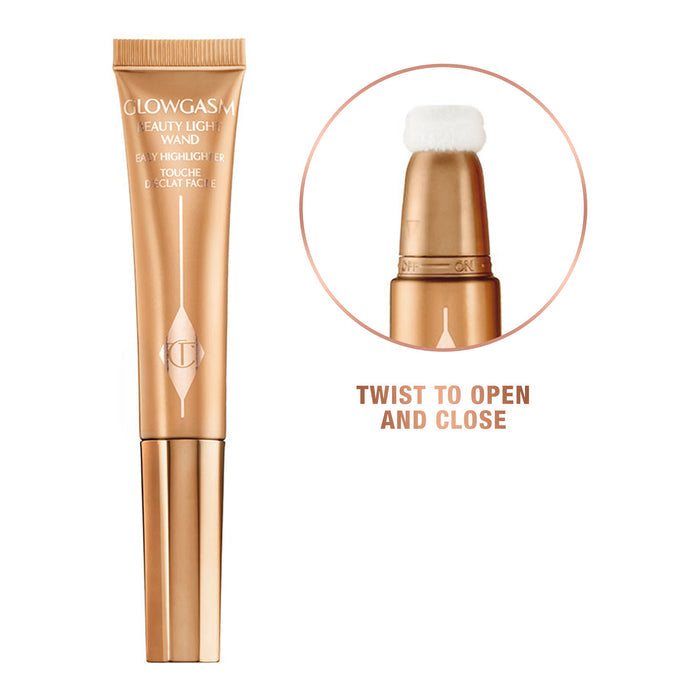 Model image of Charlotte Tilbury Beauty Light Wand variant: Goldgasm
