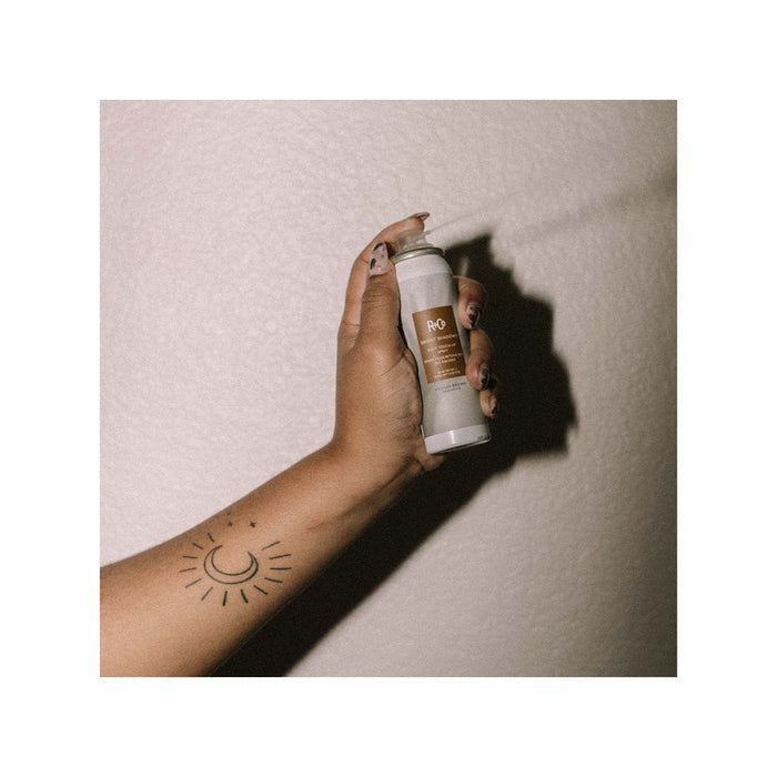 Model image of R+Co Bright Shadows Root Touch Up Spray Dark Blonde