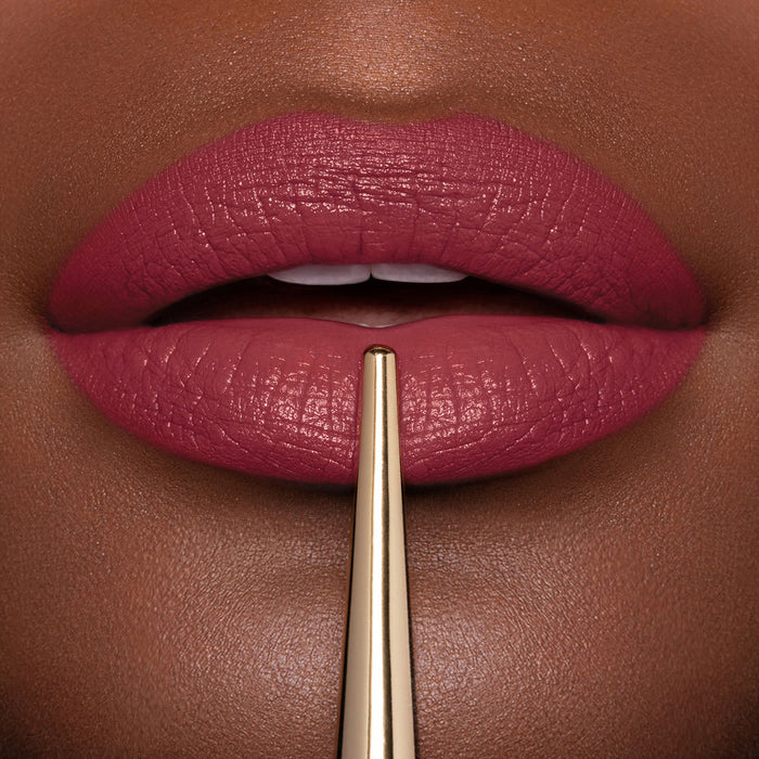 Model image of Hourglass Confession Ultra Slim High Intensity Refillable Lipstick variant: I AM