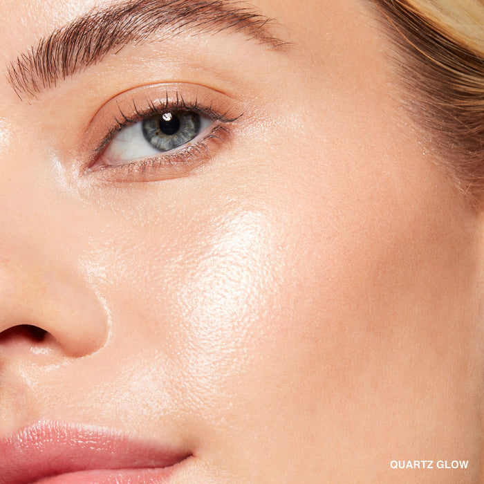 Model image of Bobbi Brown Highlighting Powder variant: Quartz Glow