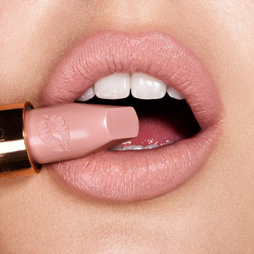 Model image of Charlotte Tilbury Hot Lips variant: Kim K.W