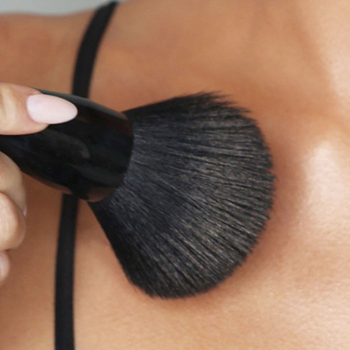 Kevyn Aucoin Large Face & Body Brush model image .