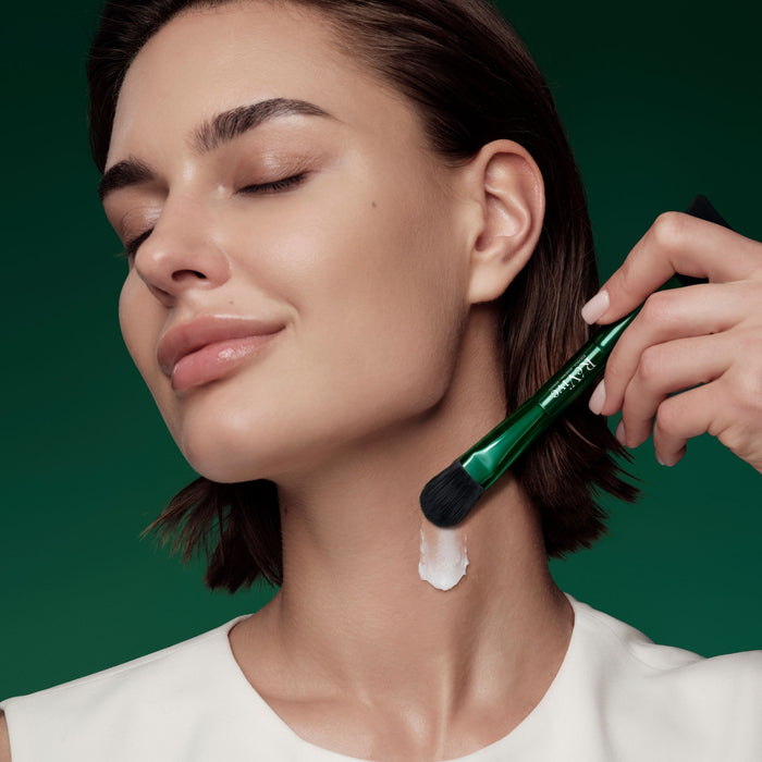 Model image of RéVive Lissant Line-Smoothing Neck Serum