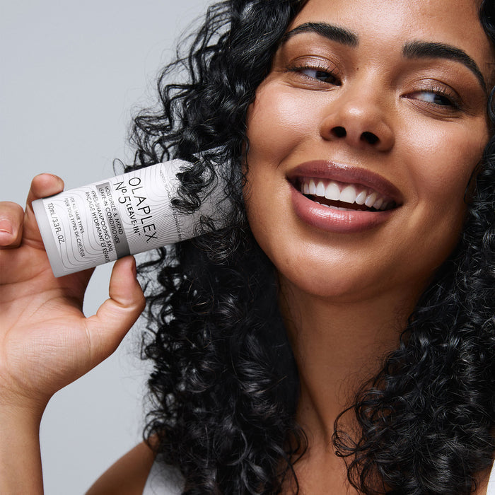 Lifestyle image of Olaplex Nº.5 Leave-In Moisturize & Mend Leave-In Conditioner
