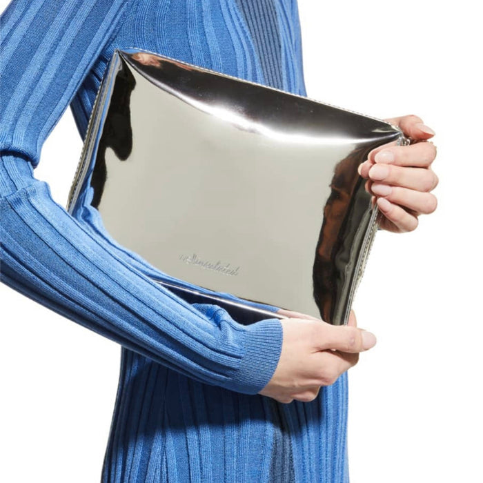 Model image of Wellinsulated Performance Beauty Bag Large  variant: Silver