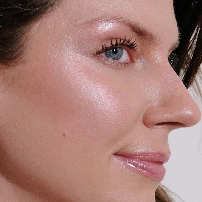Model image of Neen Pretty Shiny Cream Highlighter variant: Luna