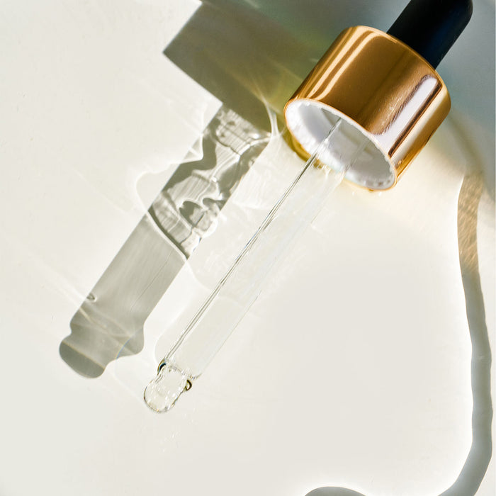 Lifestyle image of Mara Sea Vitamin C Sèrum