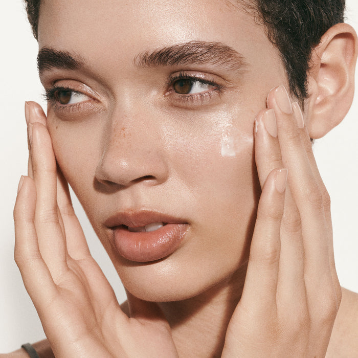 Model image of La Mer The Moisturizing Soft Cream variant: 2 oz