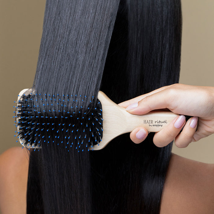 Model image of Sisley Paris The Radiance Brush