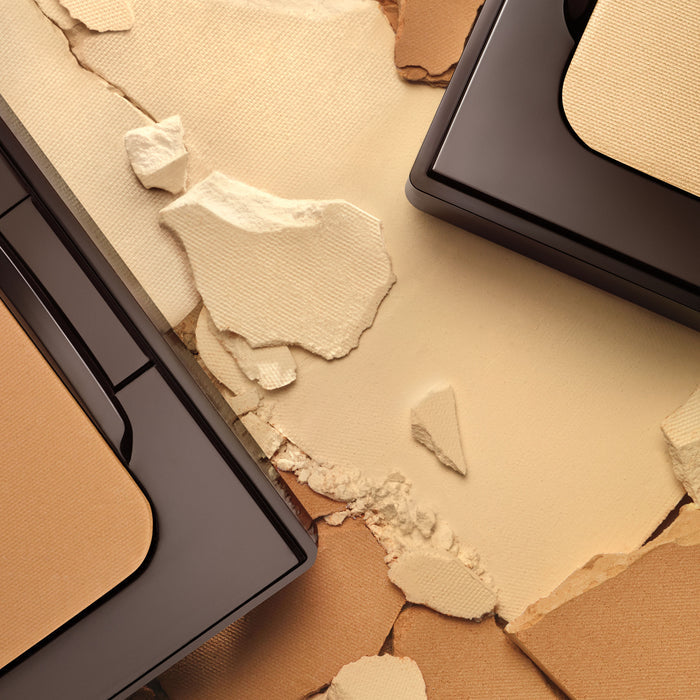 Lifestyle image of Laura Mercier Translucent Pressed Setting Powder variant: Translucent