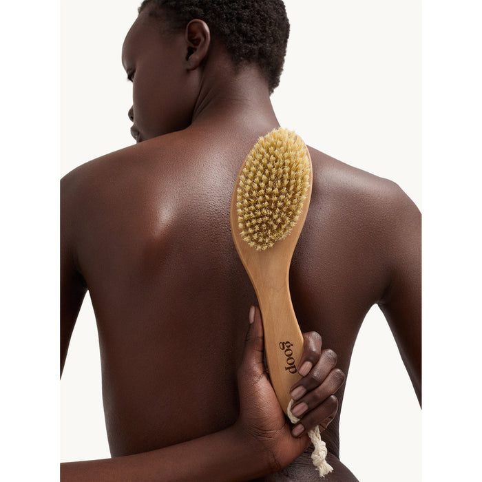 Model image of Goop Beauty Ultimate Dry Brush