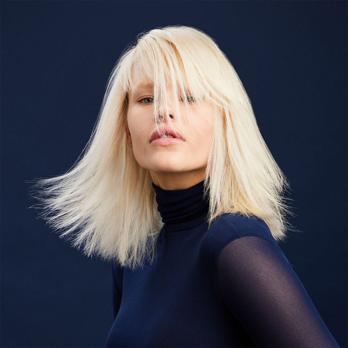 Model image of R+Co Bleu Vapor Lotion To Powder Dry Shampoo