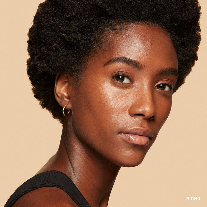 Model image of Bobbi Brown Vitamin Enriched Hydrating Skin Tint SPF 15 with Hyaluronic Acid variant: Rich 1
